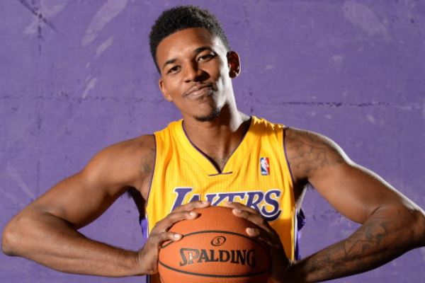 首场比赛以 首场比赛以